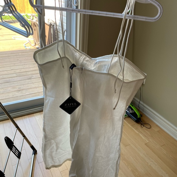 white dress with bow at front - Picture 2 of 3